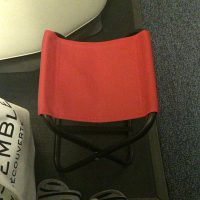 長時間のフライトにミニ折りたたみ椅子or携帯フットレスト
